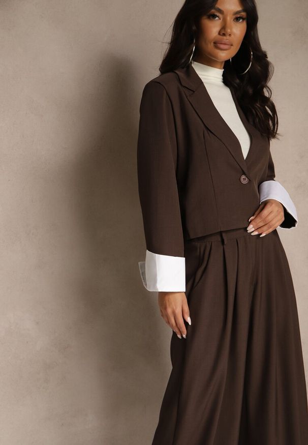 Renee - Ciemnobrązowy Garniturowy Komplet Marynarka i Spodnie z Kontrastującymi Zdobieniami Davirielle. Kolor: brązowy. Wzór: aplikacja