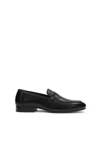 Kazar - Eleganckie półbuty męskie penny loafers. Kolor: czarny. Materiał: skóra. Szerokość cholewki: normalna. Styl: elegancki #1