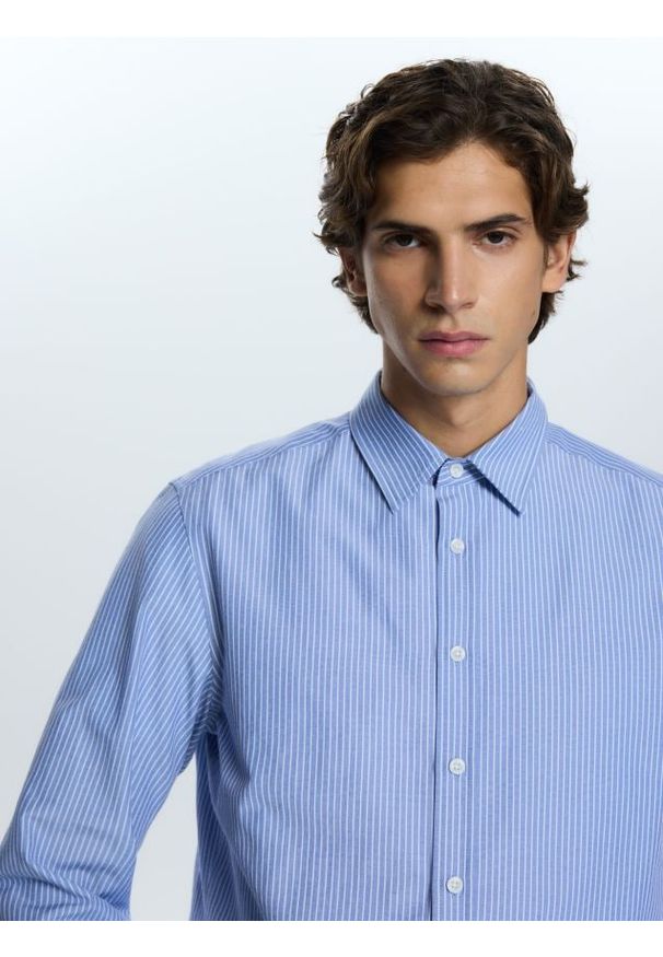 Reserved - Koszula regular fit w paski - jasnoniebieski. Kolor: niebieski. Materiał: bawełna, tkanina. Wzór: paski