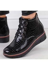 Czarne botki damskie na koturnie Filippo Dbt3169/25 Skóra Lakier. Okazja: na co dzień. Nosek buta: okrągły. Zapięcie: sznurówki. Kolor: czarny. Szerokość cholewki: normalna. Materiał: skóra, lakier. Sezon: zima, jesień. Obcas: na koturnie. Styl: elegancki, casual, klasyczny. Wysokość obcasa: średni #1