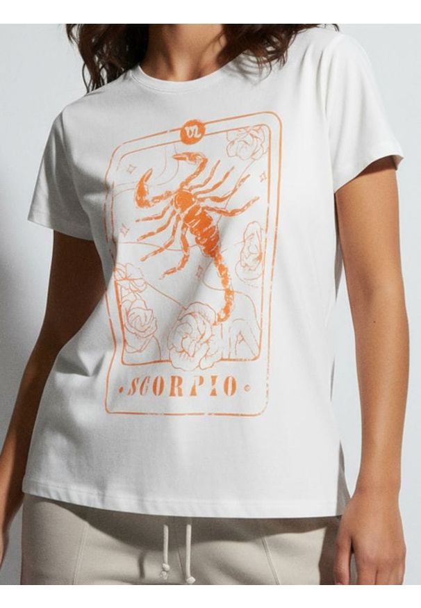 Sinsay - Bawełniana koszulka z nadrukiem - kremowy. Kolor: kremowy. Materiał: bawełna. Wzór: nadruk