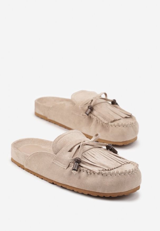 Renee - Ciemnobeżowe Klapki Ozdobione Kokardą i Frędzlami Felindrise. Okazja: na spacer. Kolor: beżowy. Wzór: aplikacja. Sezon: lato. Styl: boho, elegancki