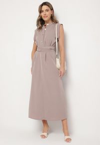 Born2be - Brązowa Sukienka Koszulowa o Rozkloszowanym Kroju z Wiązaniem w Pasie Mavirielle. Okazja: na co dzień. Typ kołnierza: dekolt w serek. Kolor: brązowy. Materiał: skóra. Długość rękawa: długi rękaw. Typ sukienki: koszulowe. Styl: casual, elegancki #7