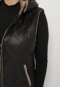 Born2be - Czarna Pikowana Kamizelka z Odpinanym Kapturem Rilanisa. Okazja: na co dzień. Kolor: czarny. Materiał: jeans. Styl: klasyczny, casual, elegancki #4