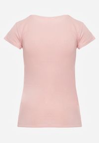Born2be - Jasnoróżowy T-shirt Gathanthei. Okazja: do domu, na co dzień. Kolor: różowy. Materiał: jeans, bawełna, dresówka, dzianina. Długość rękawa: krótki rękaw. Długość: krótkie. Wzór: gładki. Styl: sportowy, klasyczny, casual #3