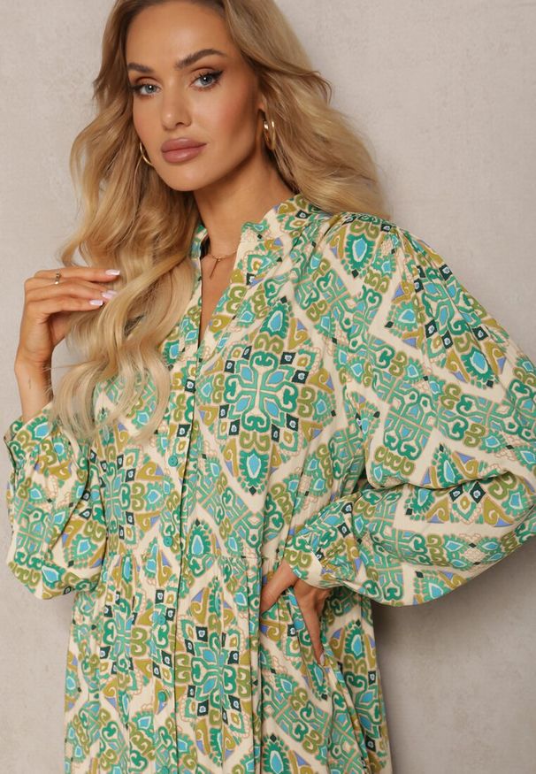 Renee - Zielona Wiskozowa Sukienka o Rozkloszowanym Kroju z Falbanką i Guzikami Orines. Kolor: zielony. Materiał: wiskoza. Typ sukienki: rozkloszowane