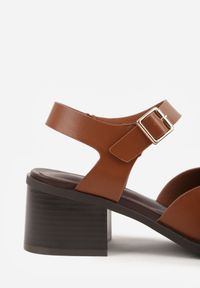Born2be - Brązowe Sandały na Obcasie Ozdobione Geometryczną Cholewką Salomia. Okazja: na co dzień, na imprezę. Zapięcie: pasek. Kolor: brązowy. Wzór: geometria, aplikacja. Sezon: lato. Obcas: na obcasie. Styl: casual. Wysokość obcasa: średni #8