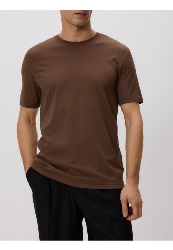 Reserved - T-shirt regular z wiskozą - ciemnobrązowy. Kolor: brązowy. Materiał: wiskoza