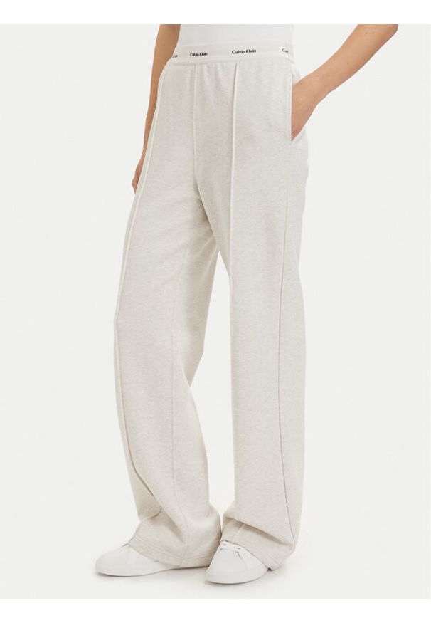 Calvin Klein Jeans Spodnie dresowe LV047G253G Kremowy Relaxed Fit. Kolor: kremowy. Materiał: bawełna