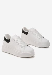 Renee - Biało-Czarne Sneakersy na Platformie Ozdobione Kontrastową Wstawką Aviasta. Kolor: biały. Wzór: aplikacja. Obcas: na platformie
