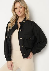 Born2be - Czarna Kurtka ze Stójką i Ozdobnymi Guzikami Ściągana w Pasie Troczkiem Basalle. Okazja: na co dzień. Typ kołnierza: kołnierzyk stójkowy. Kolor: czarny. Materiał: jeans. Styl: casual, elegancki #6