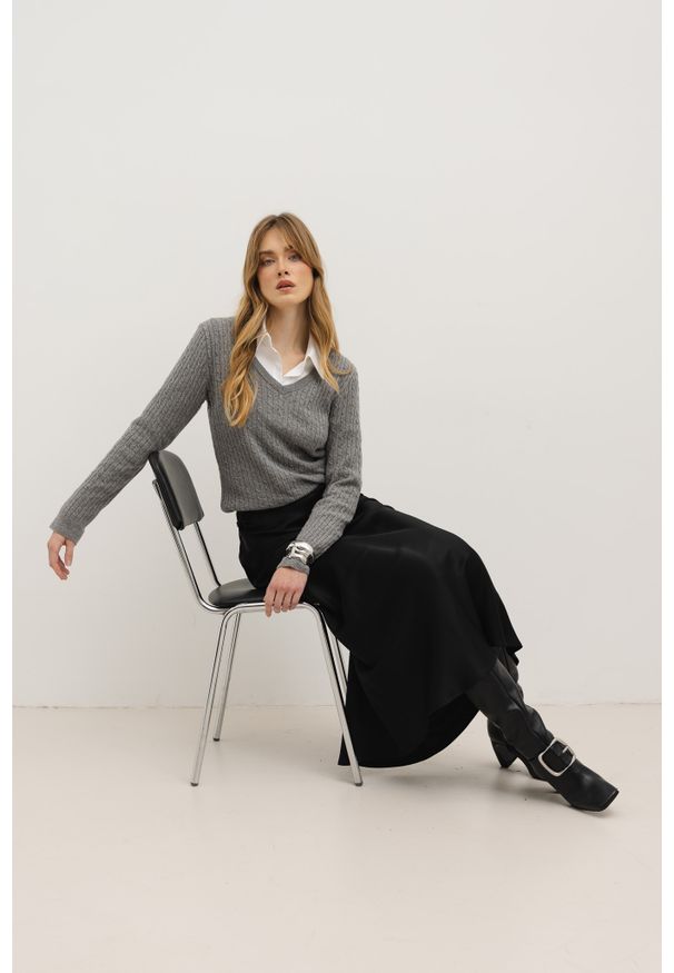 WEŁNIANY SWETER BETTY SZARY L - Flawless. Okazja: do pracy, na spotkanie biznesowe. Typ kołnierza: dekolt w serek. Kolor: szary. Materiał: wełna. Wzór: ze splotem. Styl: biznesowy, klasyczny, elegancki