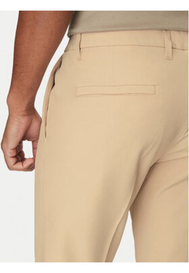 BOSS Spodnie materiałowe T_Commuter 50534303 Beżowy Slim Fit. Kolor: beżowy. Materiał: syntetyk