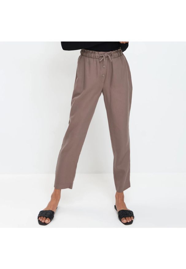 Mohito - Spodnie z lyocellu - Brązowy. Kolor: brązowy