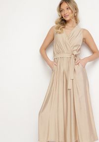 Born2be - Beżowy Taliowany Kombinezon z Wiskozą i Paskiem Evithrae. Okazja: na co dzień. Kolor: beżowy. Materiał: wiskoza. Styl: wizytowy, klasyczny, casual, elegancki #6