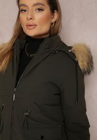 Renee - Ciemnozielona Kurtka Parka z Odpinanym Kapturem i Futerkiem Veazee. Okazja: na co dzień. Kolor: zielony. Materiał: futro. Sezon: zima. Styl: casual, klasyczny, elegancki