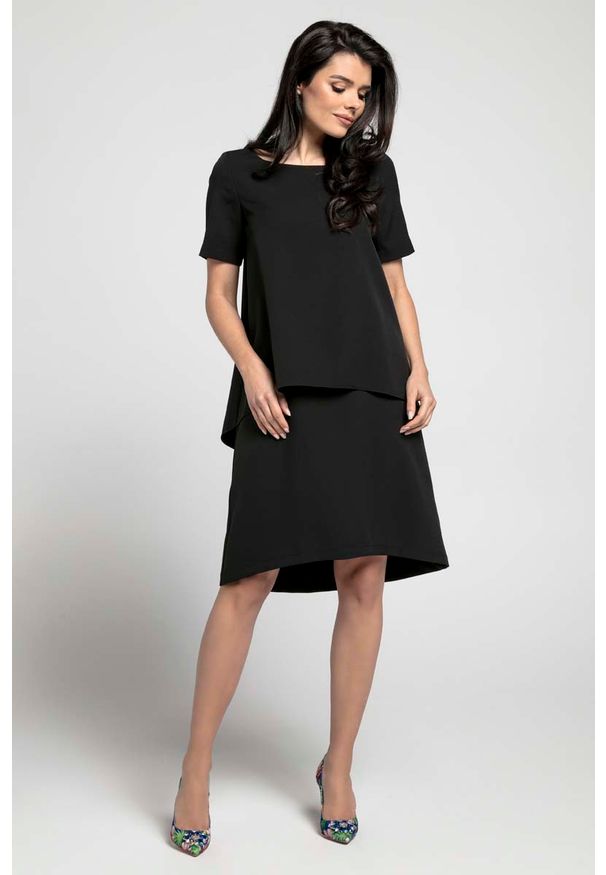Nommo - Czarna Trapezowa Sukienka z Asymetryczną Nakładką. Kolor: czarny. Materiał: poliester, wiskoza. Typ sukienki: trapezowe, asymetryczne