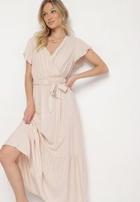 Born2be - Beżowa Wiskozowa Sukienka z Kopertowym Dekoltem z Paskiem Savorlisse. Okazja: na co dzień. Kolor: beżowy. Materiał: wiskoza. Wzór: aplikacja. Typ sukienki: kopertowe. Styl: casual, klasyczny #5