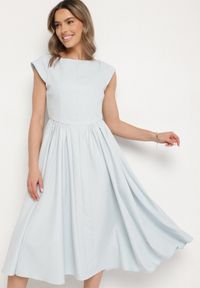 Born2be - Niebieska Rozkloszowana Sukienka Vices z Dekoltem Typu Łódka Milasena. Okazja: na co dzień. Kolor: niebieski. Materiał: jeans. Wzór: aplikacja. Typ sukienki: rozkloszowane. Styl: casual #3