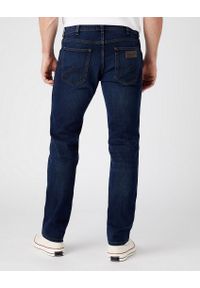 Wrangler - WRANGLER GREENSBORO MĘSKIE SPODNIE JEANSOWE BASALT BLUE W15QLR208 112145832 #4