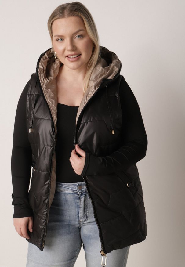 Born2be - Czarna Kamizelka z Nieodpinanym Kapturem i Geometrycznym Pikowaniem Kalousa. Okazja: na co dzień. Kolor: czarny. Materiał: jeans, dresówka. Długość rękawa: długi rękaw. Wzór: geometria. Styl: klasyczny, casual