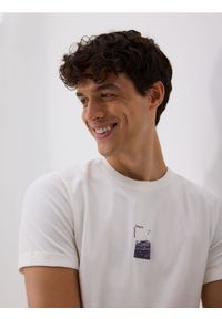 Reserved - T-shirt regular z nadrukiem - złamana biel. Materiał: bawełna, dzianina. Wzór: nadruk
