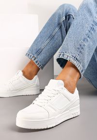 Renee - Białe Sznurowane Sneakersy z Przeszyciami na Grubej Podeszwie Sillvina. Kolor: biały