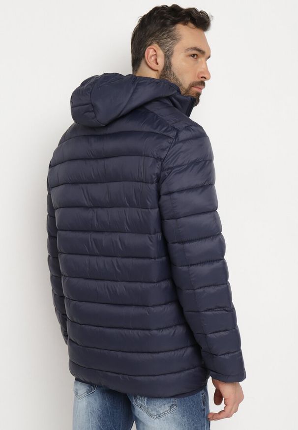 Born2be - Granatowa Kurtka Pikowana Melliala. Okazja: na co dzień. Kolekcja: plus size. Kolor: niebieski. Długość: długie. Wzór: gładki. Materiał: tkanina, jeans. Długość rękawa: długi rękaw. Sezon: zima, jesień. Styl: casual