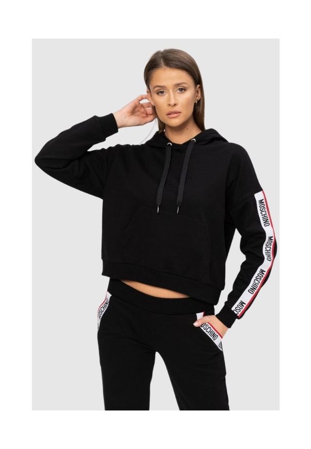 MOSCHINO Czarna bluza damska z kapturem i lampasami, Rozmiar XS. Typ kołnierza: kaptur. Kolor: czarny. Materiał: prążkowany, bawełna. Wzór: aplikacja
