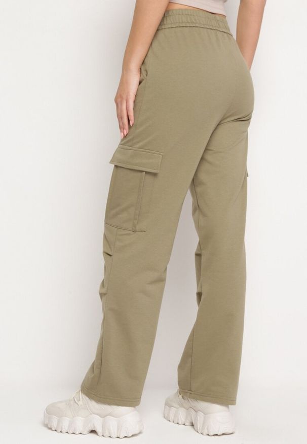 Born2be - Ciemnozielone Bawełniane Spodnie z Gumką w Pasie i Naszytymi Kieszeniami Selpa. Kolor: zielony. Materiał: bawełna. Wzór: aplikacja