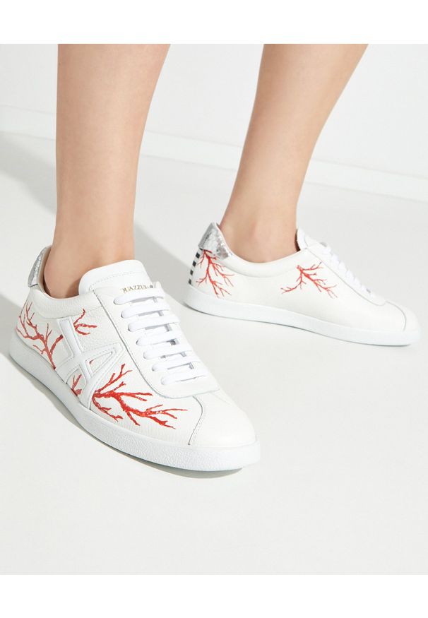 AQUAZZURA - Białe sneakersy The A Sneakers. Nosek buta: okrągły. Kolor: biały. Materiał: guma. Wzór: aplikacja. Obcas: na płaskiej podeszwie