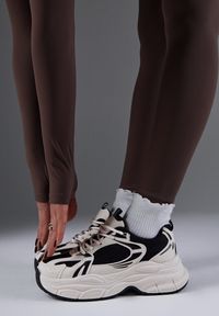 Renee - Beżowo-Czarne Sneakersy Vices na Platformie Ozdobione Tłoczeniem Natiselle. Okazja: na co dzień. Kolor: beżowy. Materiał: jeans. Wzór: aplikacja. Obcas: na platformie #1