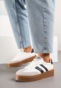 Renee - Biało-Czarne Sneakersy na Kauczukowej Podeszwie Ozdobione Paskami Nilimea. Okazja: na co dzień. Zapięcie: pasek. Kolor: biały. Materiał: kauczuk. Wzór: aplikacja