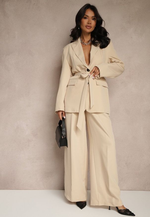 Renee - Beżowa Marynarka Oversize z Usztywnioną Linią Ramion i Paskiem Diolisa. Okazja: na co dzień, na spotkanie biznesowe. Kolor: beżowy. Materiał: jeans. Styl: casual, biznesowy, elegancki