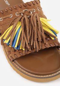 Renee - Brązowe Klapki VICES na Płaskiej Podeszwie w Stylu Boho z Frędzlami Averathla. Okazja: na co dzień. Kolor: brązowy. Materiał: denim, len. Wzór: aplikacja. Sezon: lato. Obcas: na płaskiej podeszwie. Styl: boho #5