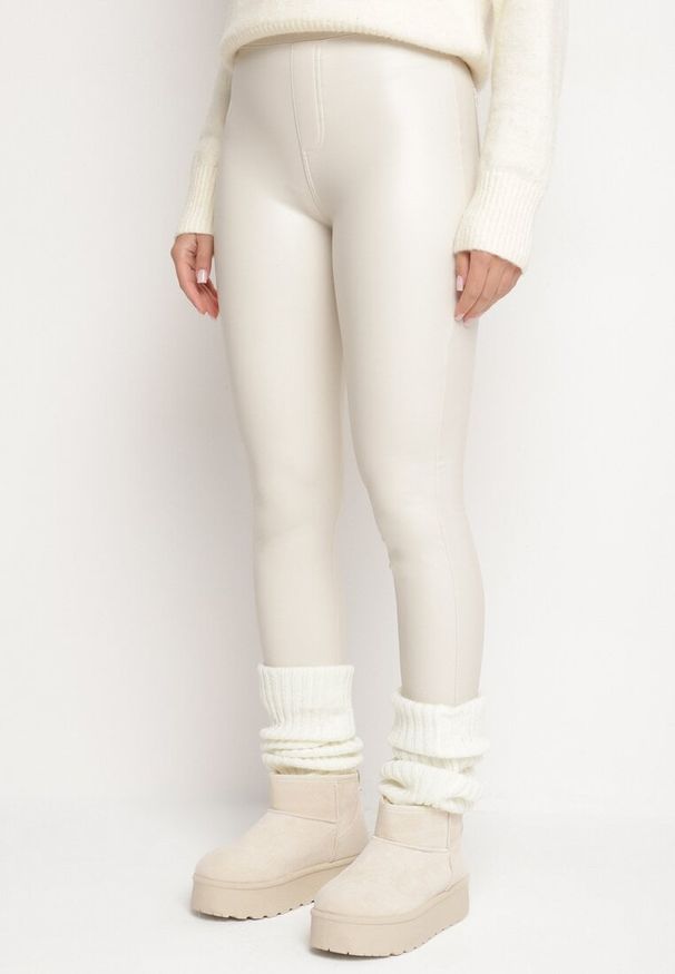 Born2be - Białe Legginsy z Ekoskóry z Wysokim Stanem i Wsuwanymi Kieszeniami Rievalia. Stan: podwyższony. Kolor: biały. Materiał: skóra. Sezon: zima