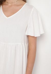 Born2be - Biała Wiskozowa Sukienka Rozkloszowana z Dekoltem V Natilenia. Okazja: na co dzień. Kolor: biały. Materiał: wiskoza. Styl: klasyczny, elegancki, casual #4