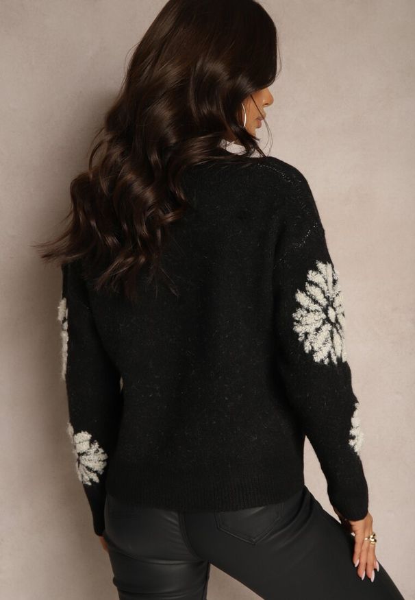 Renee - Czarny Klasyczny Sweter z Wełną z Ozdobnym Wzorem w Duże Kwiaty Inalissea. Okazja: na spotkanie biznesowe. Kolor: czarny. Materiał: wełna. Długość rękawa: długi rękaw. Długość: długie. Wzór: kwiaty. Styl: klasyczny