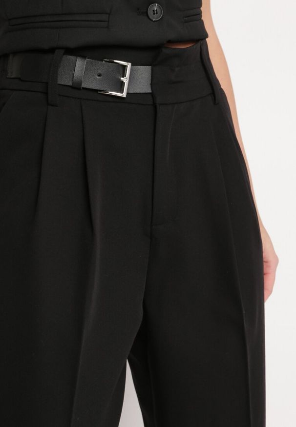 Born2be - Czarne Spodnie w Garniturowym Stylu z Ozdobnym Paskiem Arilez. Kolor: czarny. Styl: elegancki