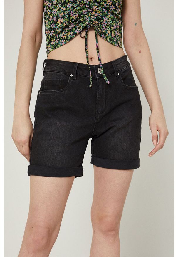 medicine - Medicine szorty jeansowe damskie kolor czarny gładkie high waist. Okazja: na co dzień. Stan: podwyższony. Kolor: czarny. Materiał: jeans. Wzór: gładki. Styl: casual