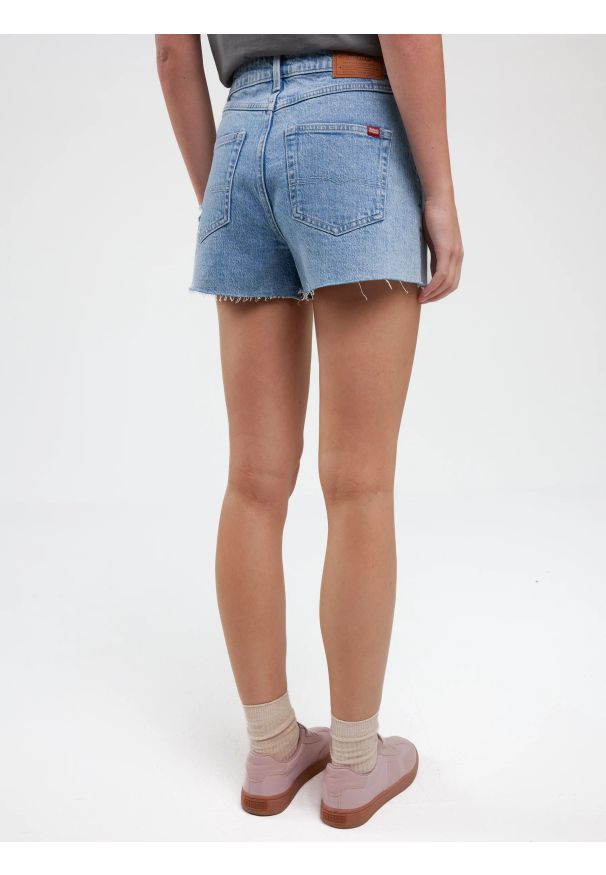 Big-Star - Szorty damskie jeansowe z surowym wykoŅczeniem z kolekcji Authentic niebieskie Authentic Girl 284. Okazja: na co dzień. Stan: podwyższony. Kolor: niebieski. Materiał: jeans. Sezon: lato. Styl: elegancki, casual, klasyczny