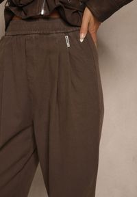 Renee - Brązowe Spodnie High Waist z Bawełny o Szerokim Kroju Nalitia. Okazja: na co dzień. Stan: podwyższony. Kolor: brązowy. Materiał: bawełna. Styl: casual #4