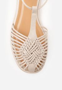 Born2be - Ciemnobeżowe Płaskie Sandały VICES z Paskiem w Kształcie T i Zakrytym Noskiem Ciradyl. Okazja: na co dzień, do pracy, na spotkanie biznesowe. Zapięcie: pasek. Kolor: beżowy. Materiał: jeans, len. Styl: casual, biznesowy #8