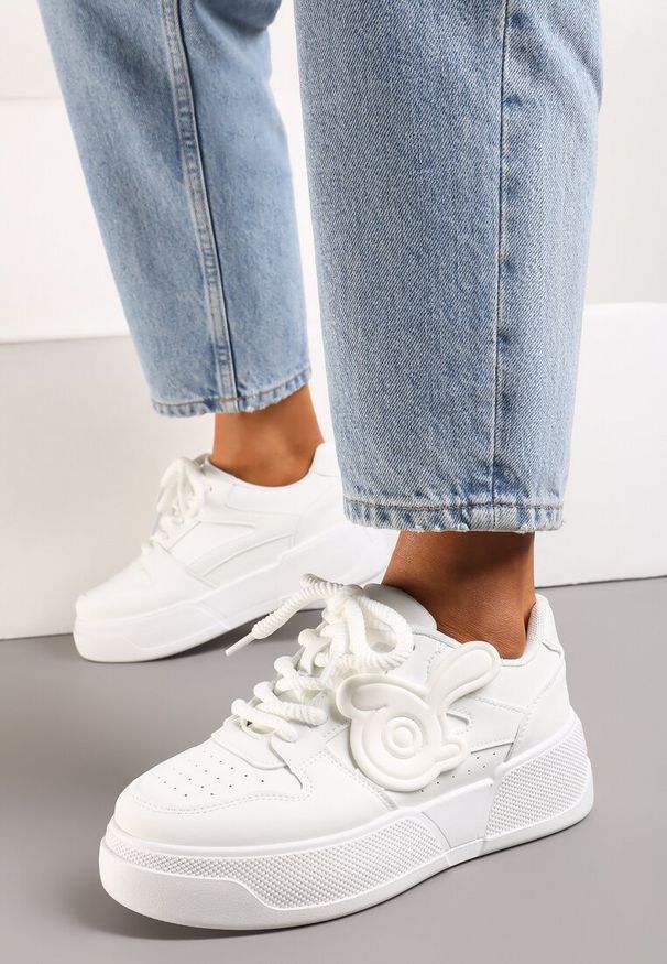 Renee - Białe Sneakersy na Niskiej Platformie z Wypukłą Ozdobą Irasa. Okazja: na co dzień, na spacer. Kolor: biały. Wzór: aplikacja. Obcas: na platformie. Sport: turystyka piesza