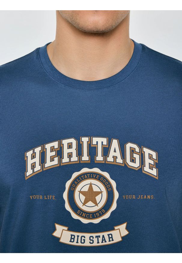 Big-Star - Koszulka męska z nadrukiem niebieska Feren 402. Okazja: na co dzień. Kolor: niebieski. Materiał: jeans, materiał, bawełna. Wzór: nadruk. Styl: casual, klasyczny