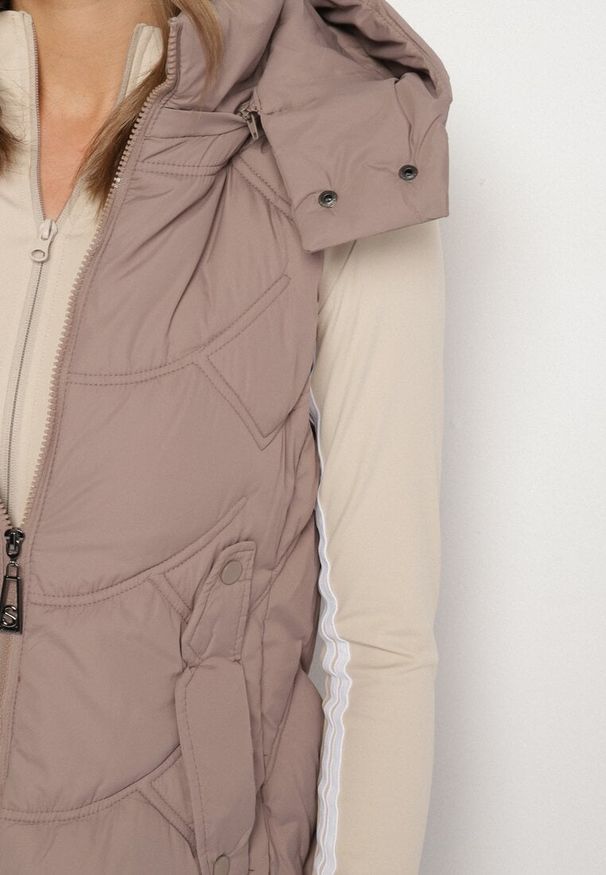 Born2be - Ciemnobeżowa Kamizelka z Odpinanym Kapturem Ozdobiona Pikowaniem Tulira. Okazja: na co dzień. Kolor: beżowy. Materiał: jeans. Wzór: aplikacja. Styl: casual, elegancki, klasyczny