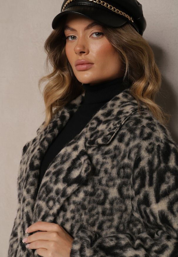 Renee - Szary Panterkowy Płaszcz Dwurzędowy Pesaltia. Okazja: na co dzień. Kolor: szary. Materiał: skóra. Sezon: jesień. Styl: klasyczny, casual