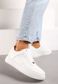 Born2be - Białe Sneakersy Sznurowane o Klasycznym Fasonie Kauma. Nosek buta: okrągły. Zapięcie: sznurówki. Kolor: biały. Materiał: materiał. Obcas: na obcasie. Wysokość obcasa: niski #1