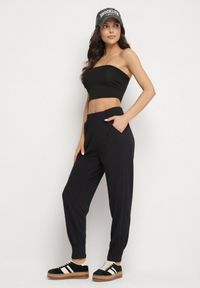 Born2be - Czarne Casualowe Spodnie z Gumką w Talii i Kieszeniami Tevinea. Okazja: na co dzień. Kolor: czarny. Materiał: len. Styl: casual