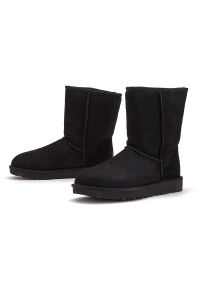 Ugg - UGG W CLASSIC SHORT II > 1016223-BLK. Materiał: wełna, skóra. Szerokość cholewki: normalna. Sezon: zima
